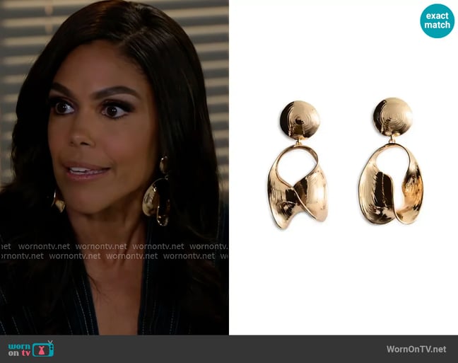 Mango Pendant Clip-On Earrings worn by Dani Dupree (Karla Mosley) on Beyond the Gates