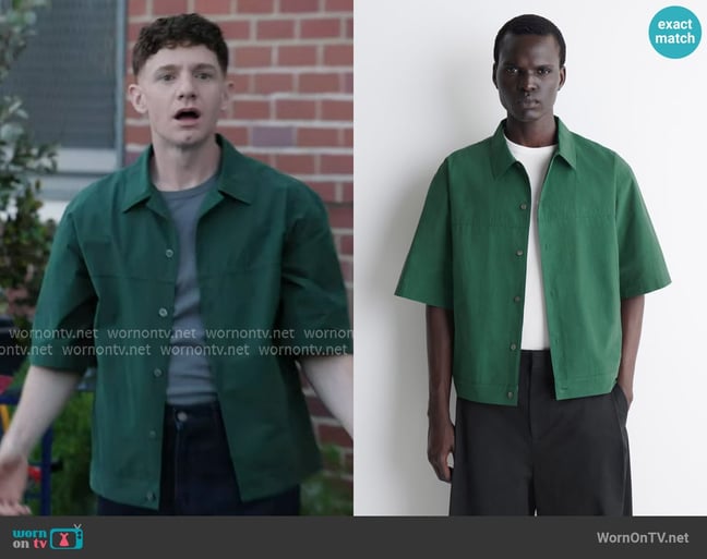 Cos Boxy Cotton Poplin Utility Shirt worn by Jacob Hill (Chris Perfetti) on Abbott Elementary Cos Boxy Cotton Poplin Utility Shirt worn by Jacob Hill (Chris Perfetti) on Abbott Elementary