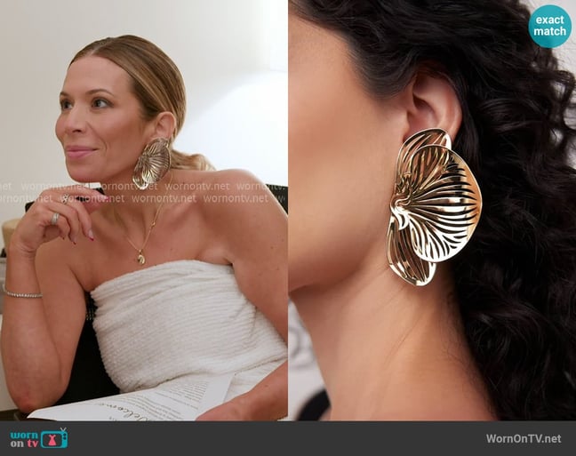 Daisy's Jennifer Fisher earrings