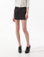 Hanna's black skirt with zips at Zara