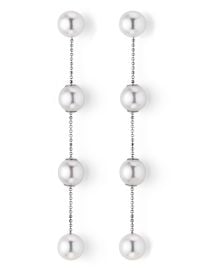 Delicate pearl earrings in white gold with Akoya pearls at Yana Nesper