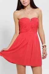 Kimchi Blue Ruched V-Front Strapless Dress in red at Urban Outfitters