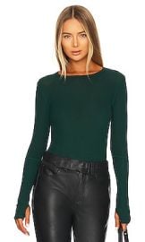 Michael Lauren Everett Long Sleeve Thumbhole Tee In Emerald Green at Revolve