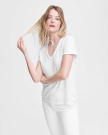 WornOnTV: Rachel’s white v-neck tee on The White Lotus | Clothes and ...