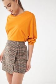 UO TERYN HOUNDSTOOTH FRAY WRAP SKIRT at Urban Outfitters