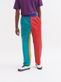 WornOnTV: Eric’s floral tee and colorblock pants on Sex Education ...