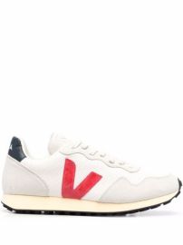 VEJA logo-patch low-top Sneakers - at Farfetch