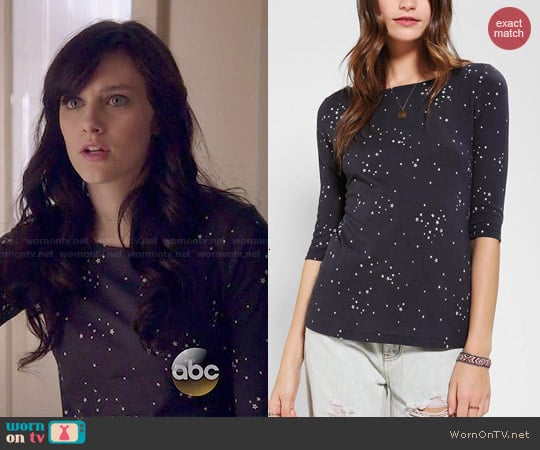 BDG Printed 3/4 Sleeve Boatneck Tee worn by Layla Grant (Aubrey Peeples) on Nashville