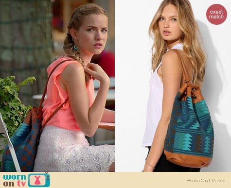 Ecote Andie Kilim Bucket Backpack worn by Willa Fitzgerald on Royal Pains