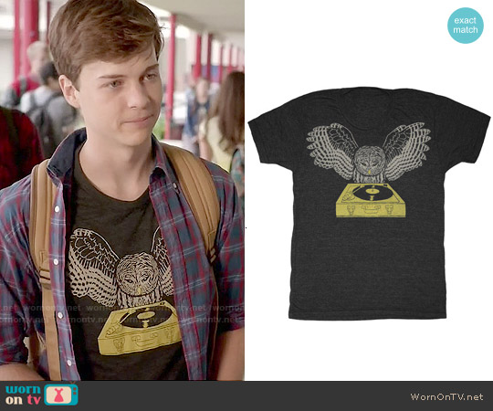 GnomEnterprises DJ Owl Tee worn by Noah Foster (John Karna) on Scream