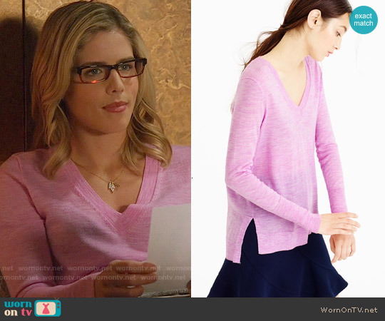 J. Crew Merino Wool V-neck Tunic Sweater in Hthr Neon Orchid worn by Felicity Smoak (Emily Bett Rickards) on Arrow