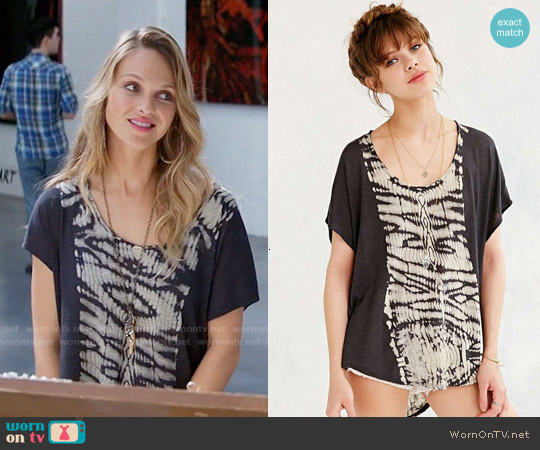 Mouchette 'Maddox' Tie Dye Tee worn by Phoebe Wells (Beau Garrett) on Girlfriends Guide to Divorce