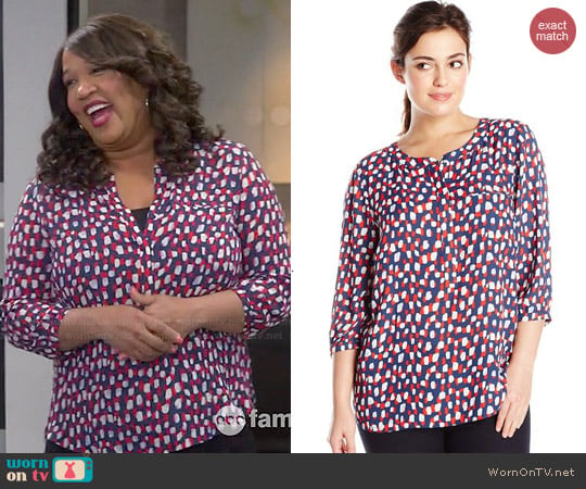 NYDJ Heritage Print Pleat Back Blouse worn by Yolanda (Kym Whitley) on Young and Hungry