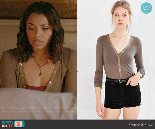 Out from Under Woven Placket Henley Top in Green worn by Bonnie Bennett (Kat Graham) on The Vampire Diaries