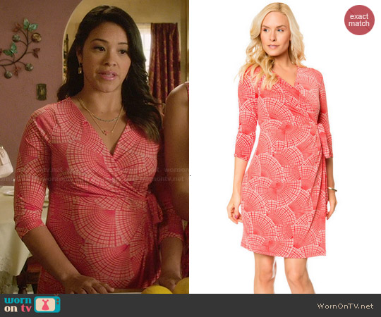 A Pea in the Pod 3/4 Sleeve Faux Wrap Maternity Dress in Fan Print Coral worn by Jane Villanueva (Gina Rodriguez) on Jane the Virgin