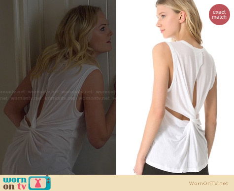 ALC Harper Twistback Tee worn by Malin Akerman on Trophy Wife