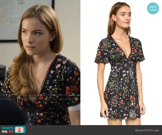 Alice + Olivia Amara Dress in Bohemian Garden worn by Emma Duval (Willa Fitzgerald) on Scream