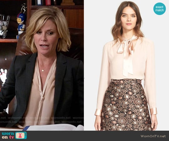 Alice & Olivia 'Irma' Tie Neck Silk Blouse worn by Claire Dunphy (Julie Bowen) on Modern Family