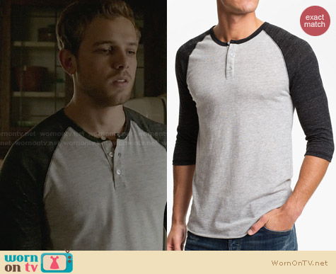 Alternative Heathered Raglan Henley in Oatmeal and black worn by Max Thieriot on Bates Motel