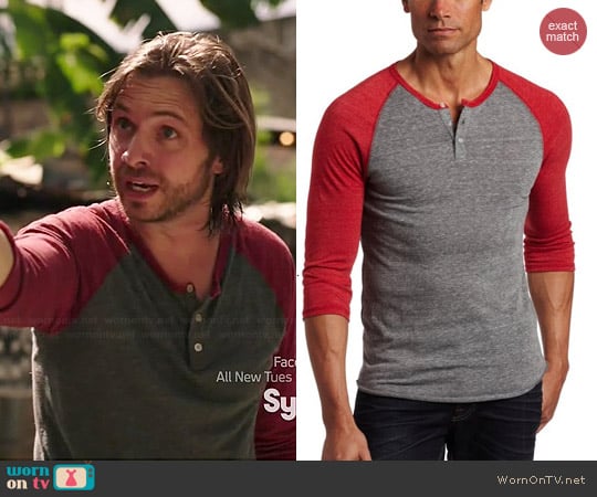 Alternative Mens Raglan Henley in Grey/True Red worn by Aaron Stanford on 12 Monkeys