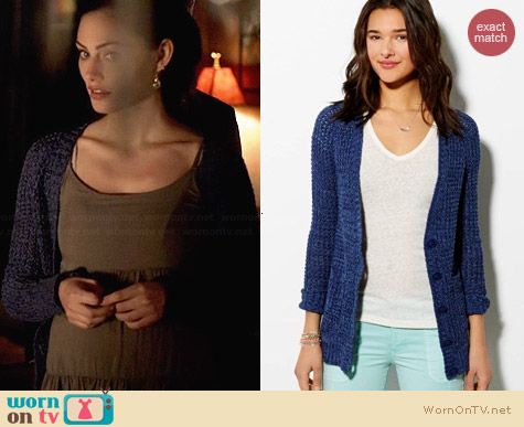 American Eagle Chunky Waffle Knit Cardigan worn by Phoebe Tonkin on The Originals