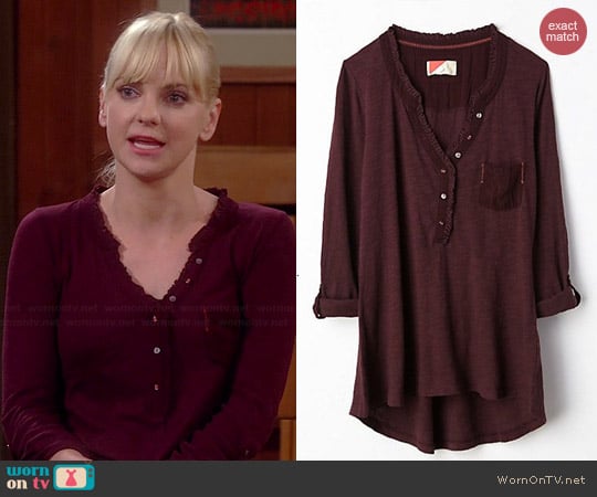 Anthropologie Essential Henley worn by Anna Faris on Mom