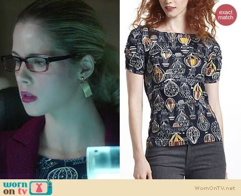 Arrow Fashion: Anthropologie Here & There tee in hot air balloon print worn by Emily Bett Rickards