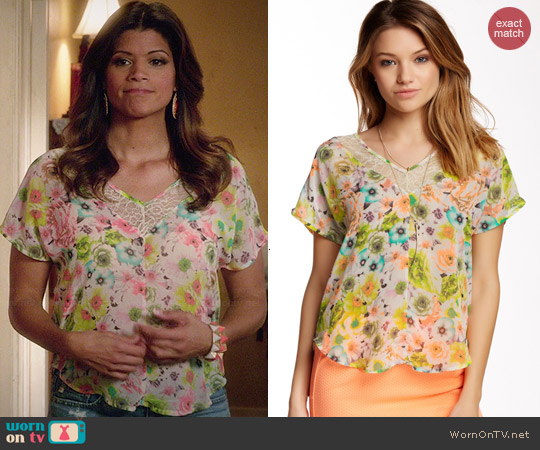 ASTR Lace Trim V-Neck Tee in Multi Floral worn by Xiomara Villanueva (Andrea Navedo) on Jane the Virgin