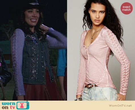 Bones Fashion: Free People Shell Stitch Henley worn by Michaela Conlin