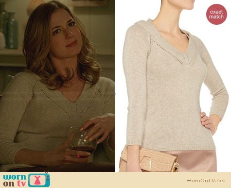 Burberry Prorsum Cashmere Sweater in Ecru worn by Emily VanCamp on Revenge