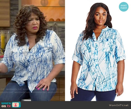 Calvin Klein Printed Roll-Sleeve top in Twilight / Cream worn by Yolanda (Kym Whitley) on Young and Hungry