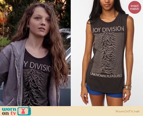 Carrie Diaries Fashion: Joy Division shirt form Urban Outfitters worn by Dorrit Bradshaw