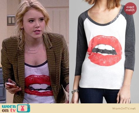 Chaser Glam Lips Baseball Tee worn by Taylor Sprietler on Melissa & Joey