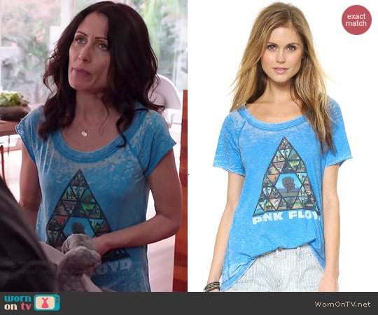 Chaser Pyramid Tee worn by Lisa Edelstein on GG2D