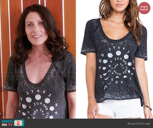 Chaser sun moon and stars tee worn by Lisa Edelstein on GG2D