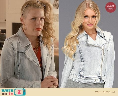 Cougar Town Fashion: Paige Brooklyn Denim Jacket in Snowfall worn by Busy Phillips