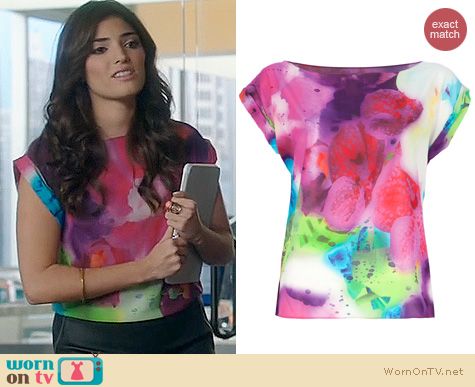 The Crazy Ones Fashion: Alice + Olivia Floral Blouse worn by Amanda Setton