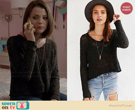 Ecote Virtual Insanity Cropped Sweater worn by Kathryn Prescott on Finding Carter