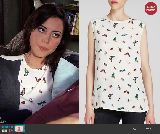 Equipment Kyle Top in Nature White worn by Aubrey Plaza on Parks & Rec