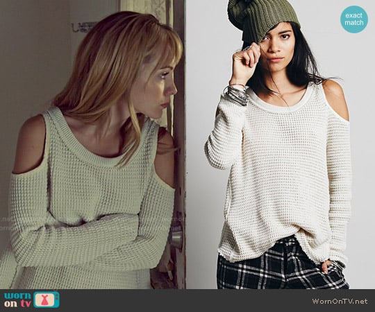 Free People Sunset Open Shoulder Pullover in Cream worn by Shay (Ksenia Solo) on Orphan Black