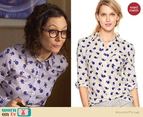 Gap Boyfriend Shirt in Apple Print worn by Sara Gilbert on Bad Teacher