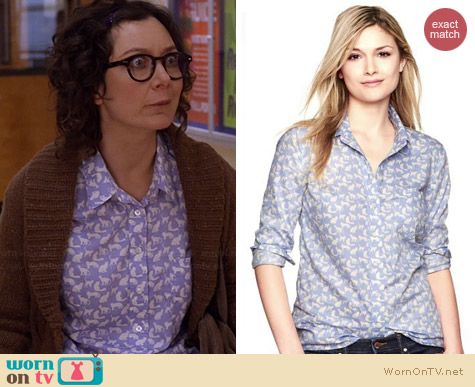 Gap Fitted Boyfriend Shirt in Cat Print worn by Sara Gilbert on Bad Teacher