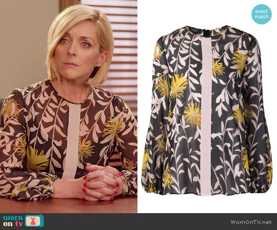 Giambattista Valli Blouse Imprimée à Fleurs worn by Jacqueline Voorhees (Jane Krakowski) on Unbreakable Kimmy Schmidt