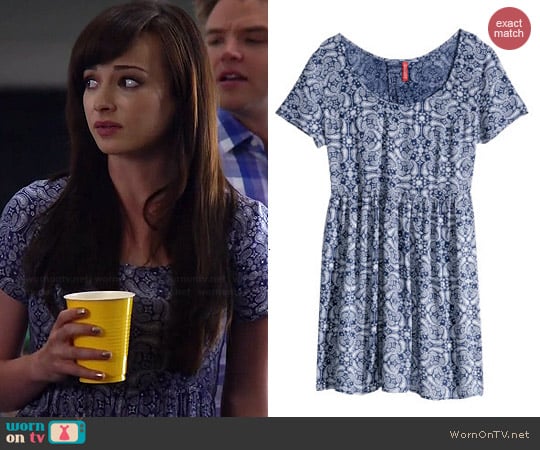 H&M Crinkled Dress in Dark Blue Paisley Pattern worn by Ashley Rickards on Awkward