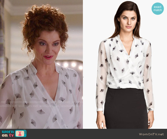 H&M Draped Blouse in White/Patterned worn by Evelyn Powell (Rebecca Wisocky) on Devious Maids