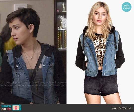 H&M Hooded Denim Jacket worn by Audrey Jensen (Bex Taylor-Klaus) on Scream