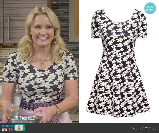 H&M Jersey Dress in Dark Blue Floral worn by Gabi Diamond (Emily Osment) on Young and Hungry