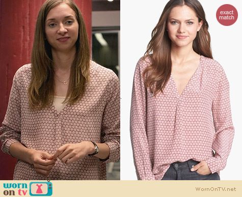 Fashion of House of Lies: Joie Daryn Print Silk Blouse worn by Lauren Lapkus