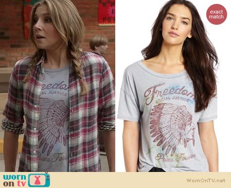 How To Live With Your Parents Fashion: Chaser Freedom tshirt worn by Sarah Chalke