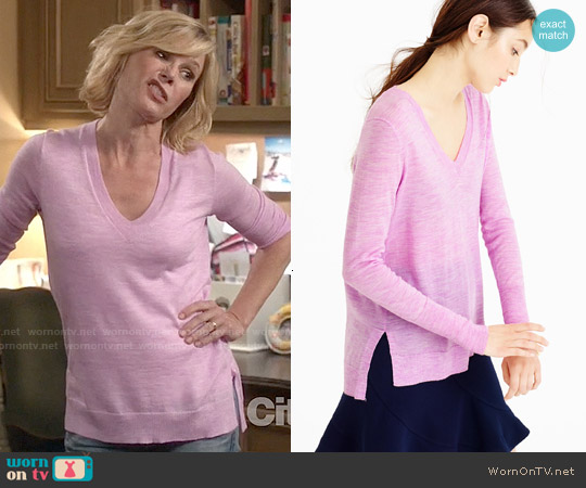 J. Crew Merino Wool V-neck Tunic Sweater in Hthr Neon Orchid worn by Claire Dunphy (Julie Bowen) on Modern Family